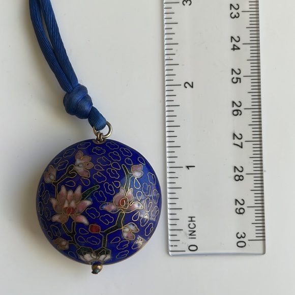 Vintage Round Cloisonne Pendant necklace blue rope chain with flowers. - Picture 7 of 7